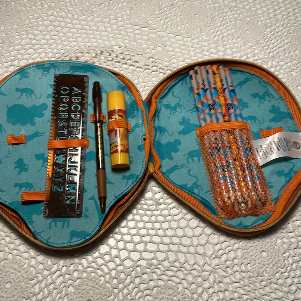 Disney Lion King case with accessories - Picture 4 of 5